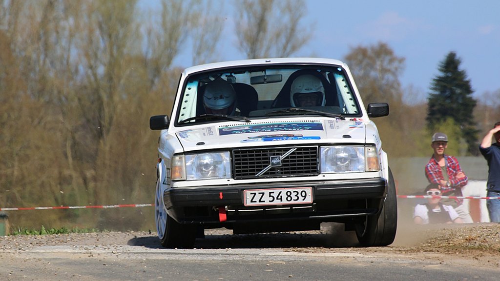 Kurt Mejer og Steen Bøgelund er ved at finde farten i den aldrende Volvo 242 Turbo
(Foto: Alex Rasmussen, rallyfoto.dk)
